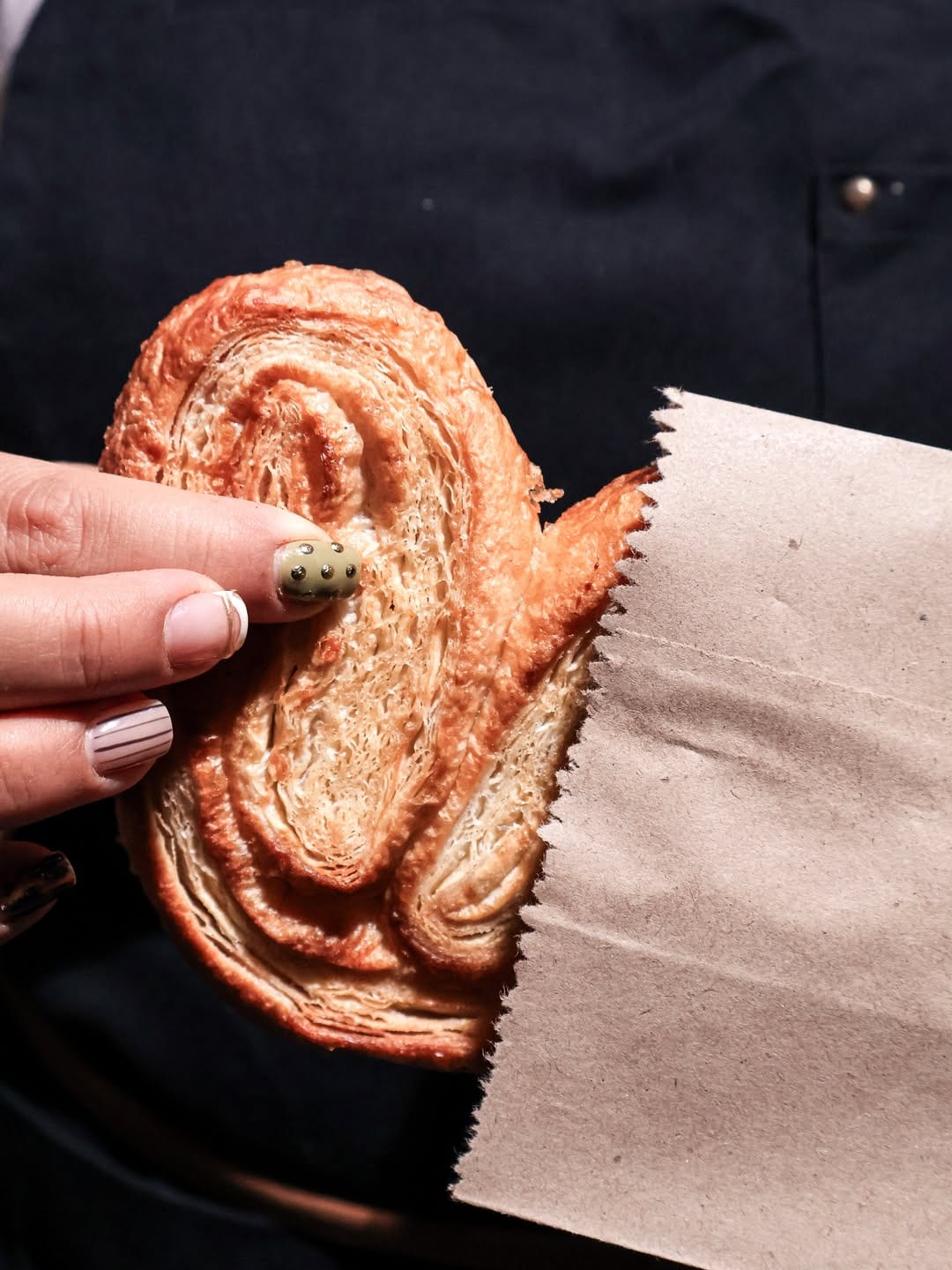 Orejita de hojaldre en la vitrina de la panadería